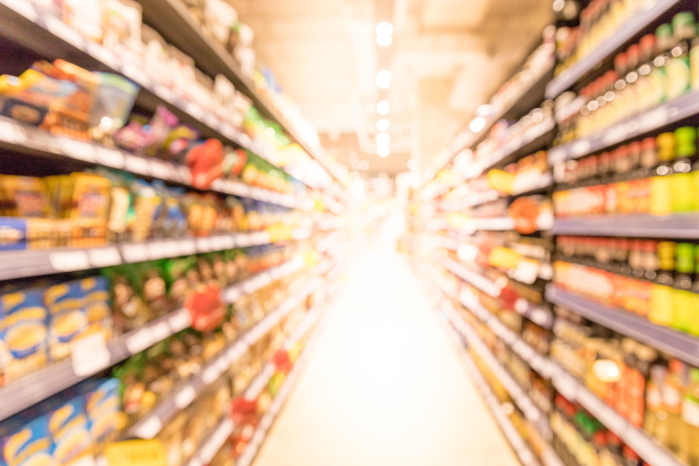 Corredor de supermercado com prateleiras cheias de produtos